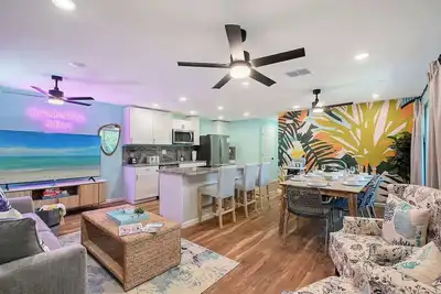 Image de *New* Bradenton Bliss Basecamp - 5bed 2bath Sleeps 10