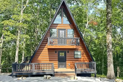 Image de Brand New! The Fox Hill Cabin: Where Country Charm Meets Town Convenience!
