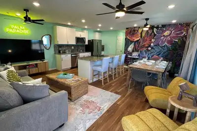 Image de *New* Palm Paradise Floral - 5bed 2bath Sleeps 10