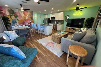 Image de *New* Palm Paradise Blooms - 5bed 2bath Sleeps 10