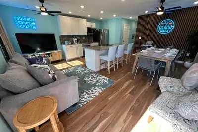Image de *New* Salty Sweetheart - 4bed, 2 bath Sleeps 8
