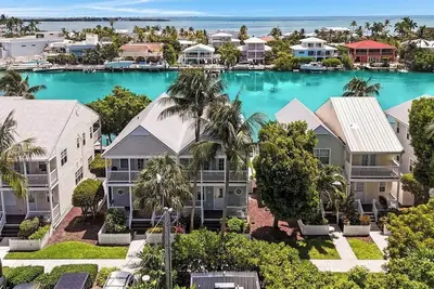 Image de Waterfront! 4 Bed/3 Ba Townhome, 32FTDock, Cabana Club, Paddleboard, Beach Gear!