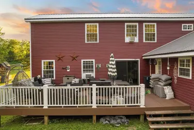 Image de Spacious Retreat: Firepit, Back Deck, Modern Home