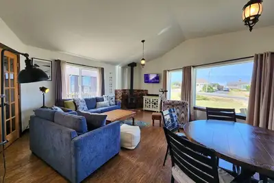 Image de Ocean View, Walk to Everything! Dog Friendly! Cute Yachats, Oregon Home!