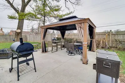 Image de Detroit Retreat • Fire Pits + Gazebo & Charcoal Grill