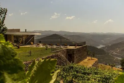 Image de Vineyard Home Flying High over the Douro River