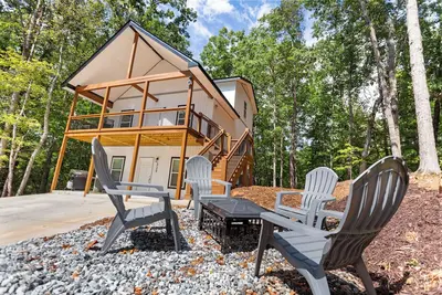 Image de The Panda Lakehouse -  Charming 4 Bedroom Cabin in Lake Hartwell near Clemson