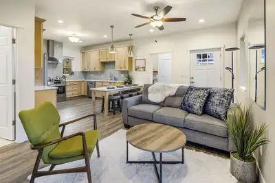 Image de Downtown Anchorage Retreat – 2 Full Kitchens, Coffee Bar & Wheelchair Accessible