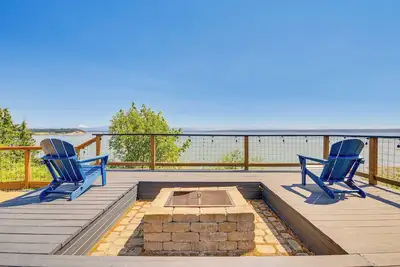 Image de Mtn-View Camano Island Retreat Overlooking Beach