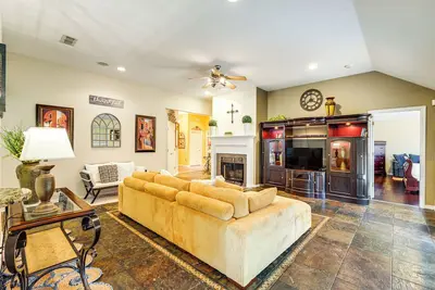 Image de Dfw Fun Awaits: Family Home in Crowley!