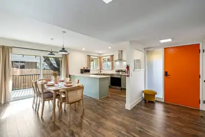 Image de 3 Br Home - Close to Highway & Amenities