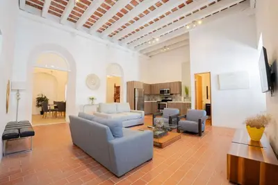 Image de Historic Gem, Steps to Cafes & Nightlife