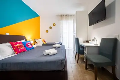 Image de Welcome to Verona Pop, a comfortable duplex of approximately 90 m2, completely renovated in 2020, very bright and furnished with care and attention. The pop art style chosen for this house makes it lively and unique! The accommodation consists of two