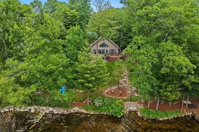 Image de Private beach house in charming Pound on a clear, sandy full rec lake