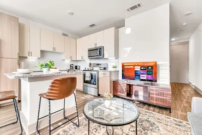 Image de The Breezy Chic Spot | Modern Comfort Near Tcu