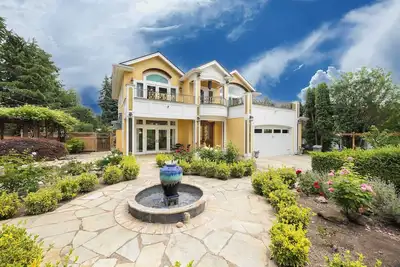 Image de Bellevue Lake View | Magazine-Featured Villa