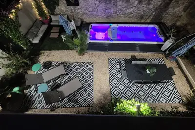 Image de Villa contemporaine avec Spa de nage