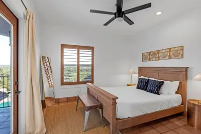 Image de Hill Country Mansion | Event Venue | Pool | Spa