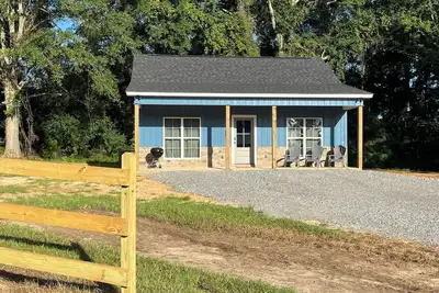 Image de The Blue Cottage on Brownlee!