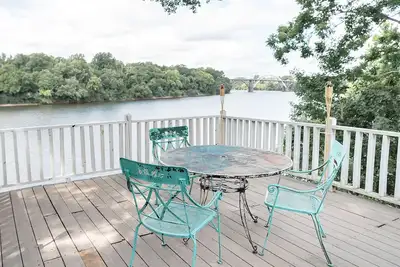 Image de Secluded downtown cozy cabin feel w/ waterfront view of the Edmund Pettus Bridge