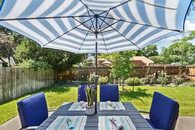 Image de Cozy Pet & Family-friendly fully fenced beautiful  backyard