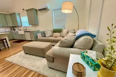 Image de Corner Cottage Oasis with Pool