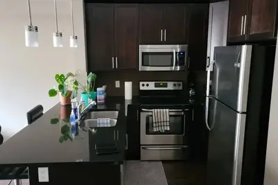 Image de Wonderful One bedroom Condo with parking, streamlining, private washer/dryer etc