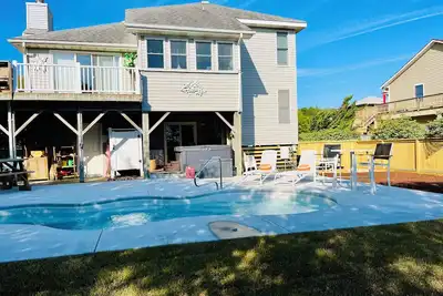 Image de Charming 3-bedroom cottage- Bike to beach- Ocean Views-Golf Course-Pool/Hot Tub