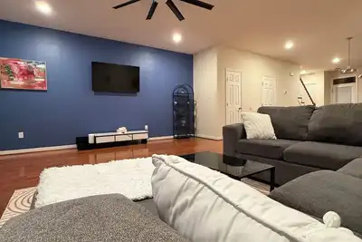 Image de Huge 3bd 3. 5ba townhome in Bryd Park with Patio!