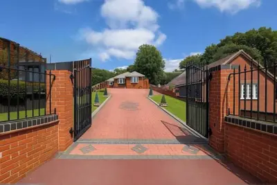 Image de Spacious Bungalow I Hot Tub I Private Garden I Gated Parking