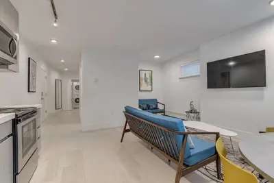 Image de Pet Allowed - Available September 1st - Furnished 3 Bedroom @1425 Haro