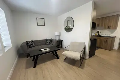 Image de Newly renovated 2 bed 1 bath #Upper floor unit