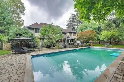 Image de Hot Tub, Gym, Game Room! Luxe Estate in Longmeadow