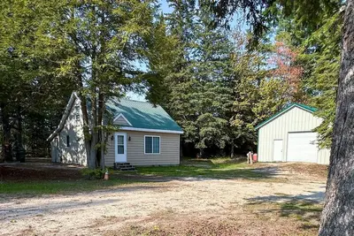 Image de Cozy Upper Peninsula Michigan cabin for 6 near Snowmobile Trail 43 and Fox River