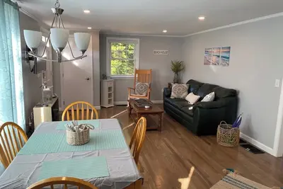 Image de Beautifully appointed 2 bedroom with access to a private beach!