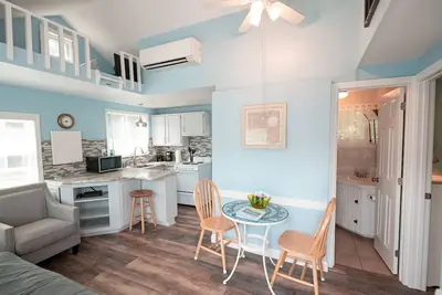 Image de Beach cottage, cute and cozy! Steps from the beach!