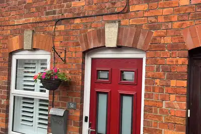 Image de Stunning 3 bedroom house five minutes walk to town Centre with private parking.