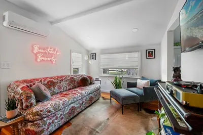 Image de Witchy Hideaway Cottage with Ac, Outdoor Patio, Close to Salem & Downtown