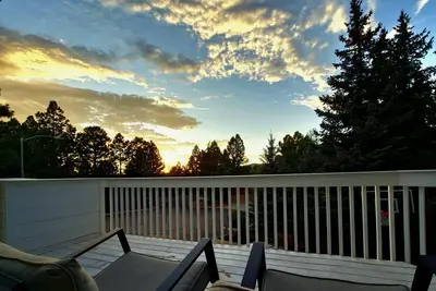 Image de Hot tub ~2 Fireplaces! Indoor + Outdoor! ~Foosball! ~Ping Pong! ~Ev Charger