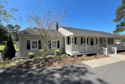 Image de 1-Bedroom Guesthouse with a private entrance, Patio, & Parking