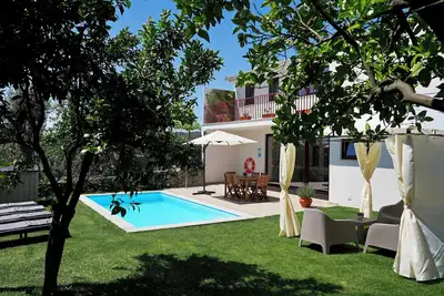 Image de Spacieuse maison avec piscine privée en pleine nature. Pour se ressourcer.