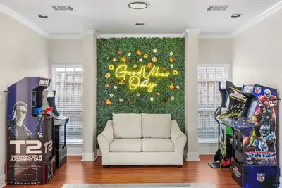 Image de Sprawling 7 Bedroom Home w/ Gamerooms