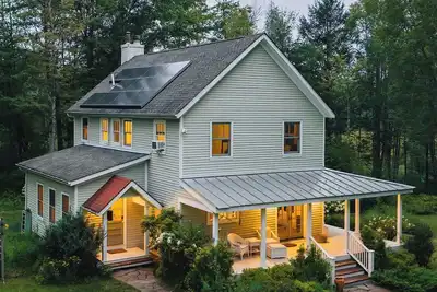 Image de Secluded Charming Farmhouse Lake Views Firepit