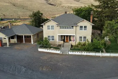 Image de The Vinson House\nHistoric 5 bedroom 2 bath ranch house