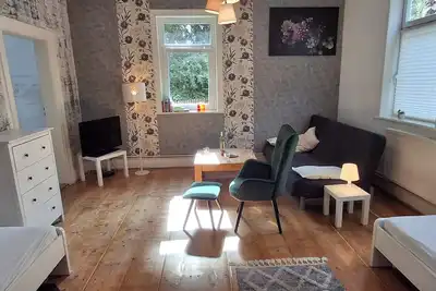 Image de Space for a group, family & pets in a vacation apartment near the lake & garden