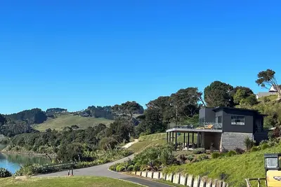 Image de Rangitahi paradise. A modern 4 bedroom home overlooking the estuary in Raglan.