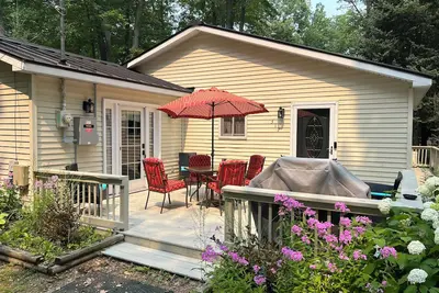 Image de Oak Tree Retreat - Steps away from water fun!