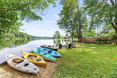 Image de Lakeside Oasis w/ Kayaks & Charm