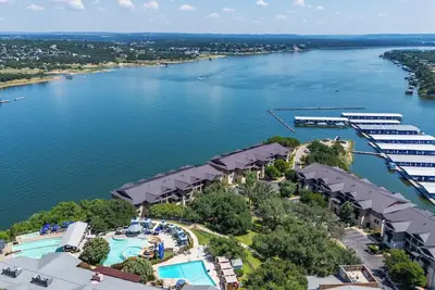 Image de Relaxed Luxury at Lakeway Village Cove – Lake Views & Prime Location