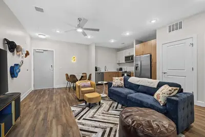 Image de Walk to Gulch & Broadway | Rustic Modern 1br